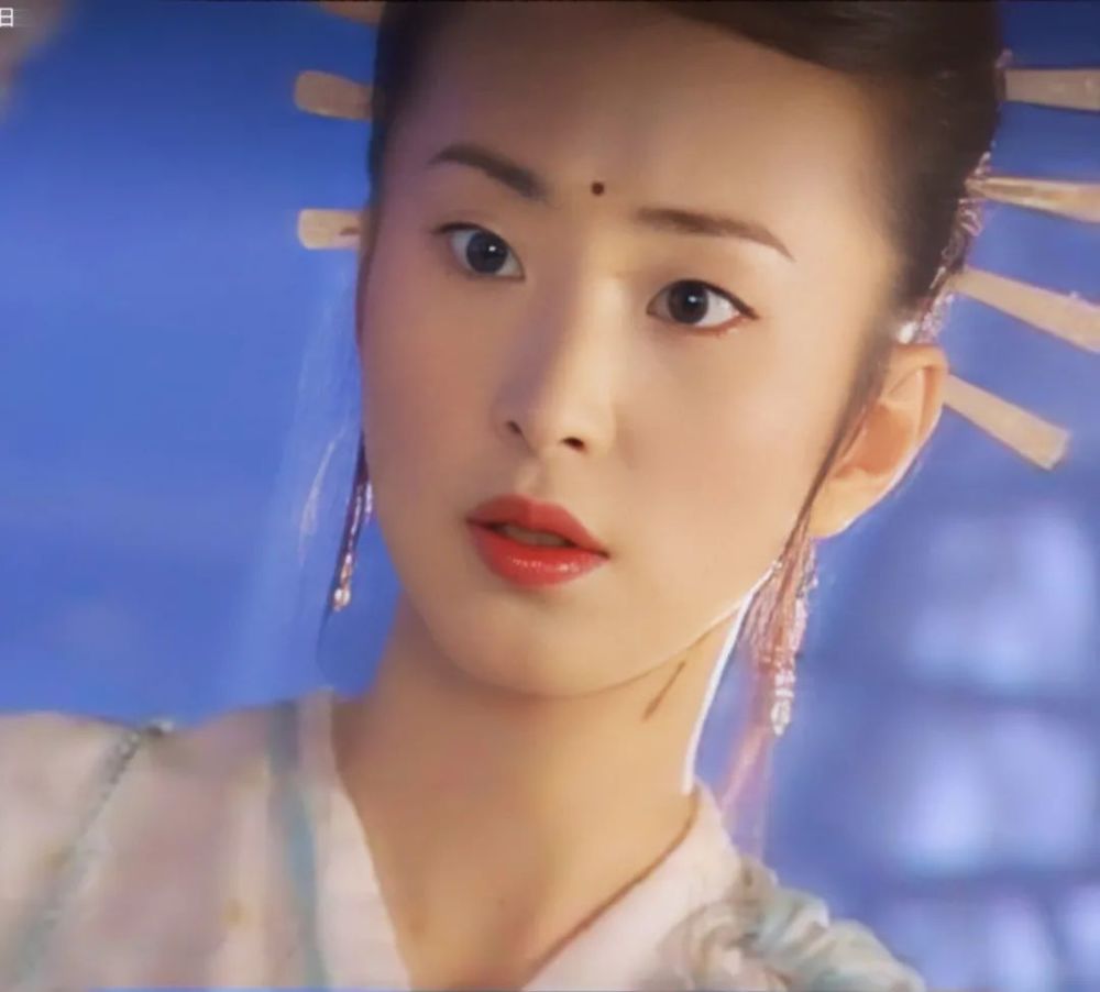 林静的眼尾上吊,也些微吊梢眼,但五官端正,有古代仕女图感,还有几分