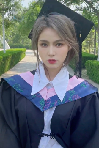 美女网红大专学历却穿学士服拍毕业照被骂翻了,大专生究竟该不该穿