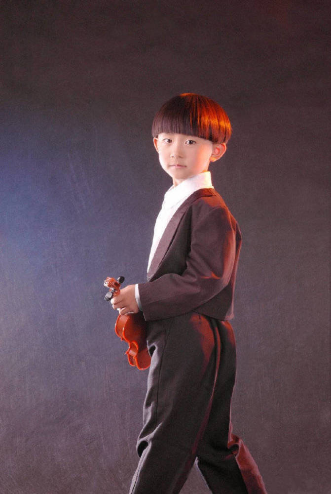 易烊千玺童年照小时候也太可爱了