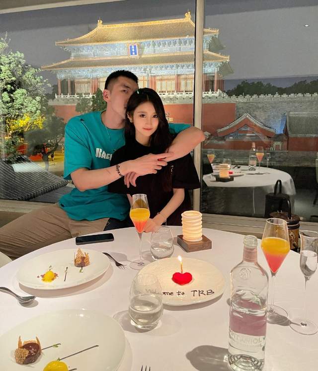 女排奥运冠军前男友高调庆生,新欢送祝福,网友以为杨方旭整容