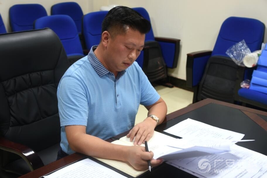 年轻时的刘俊勤奋上进,在组织的培养下,事业迈上一个个台阶,可谓顺风