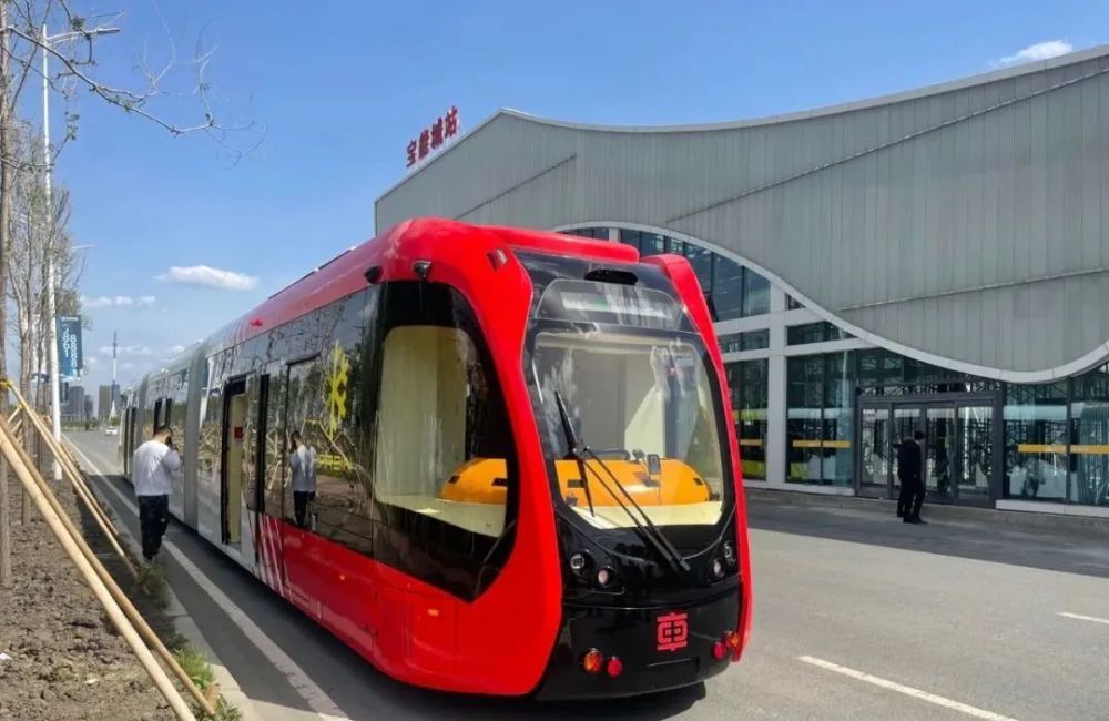 一江天堑变通途东北首条智轨7月通车试运行