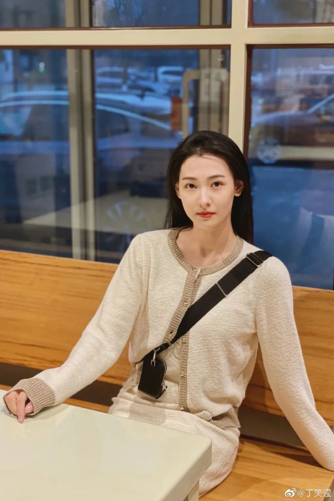 丁笑滢水蓝色的彩妆