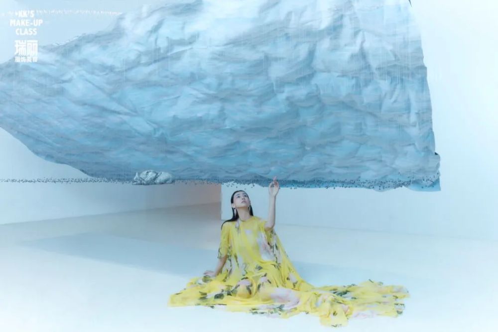丁笑滢水蓝色的彩妆