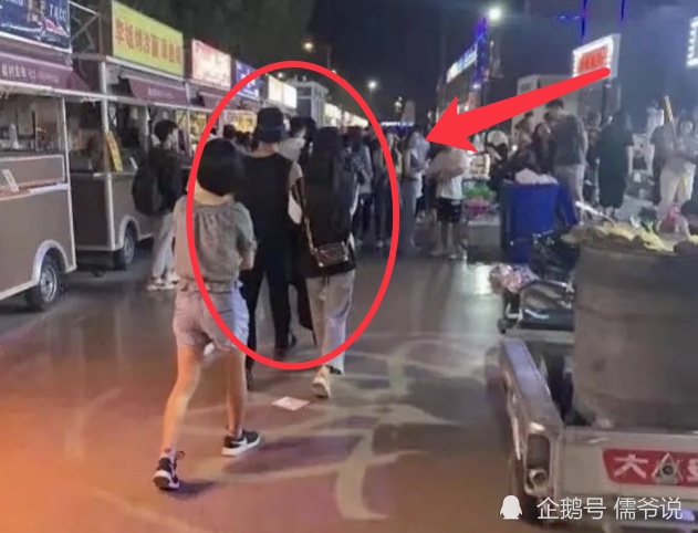 Xia Zhiguang and Zhong Lili walked hand in hand