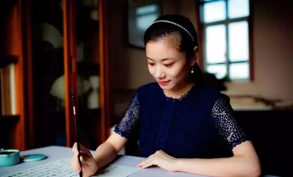 三个80后美女博士写书法气场都很大是人漂亮还是书法漂亮