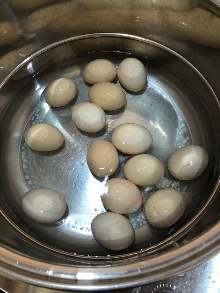 煮好的鸡蛋快速放入冷水中,这样热胀冷缩就很容易将鸡蛋的皮剥下来了