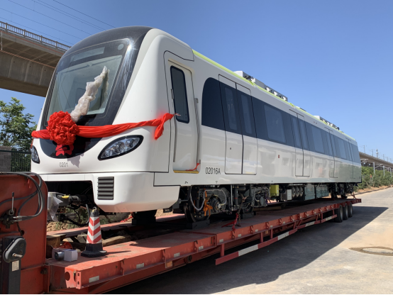 6月5日上午,洛阳地铁2号线首列车辆到站调试!