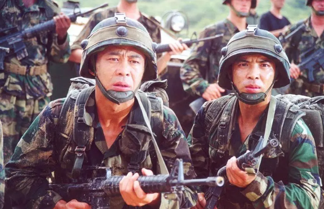 《冲出亚马逊》中,侯勇塑造的中国人民解放军特种兵王晖同样是硬汉