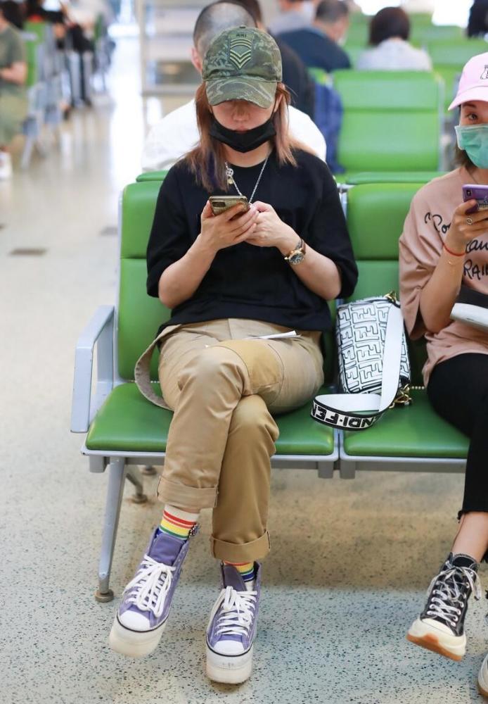 赵薇真会赶时髦,穿黑t恤配卡其色裤子走机场,用彩虹袜子来提亮