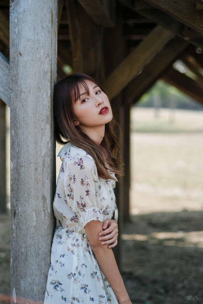 炎热夏季简单素雅的碎花连衣裙满满的少女清新感