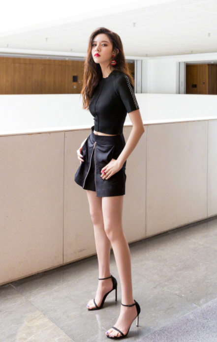 张萌比例绝了穿紫色露脐装搭配黑色工装裤冲这身材我也要粉她