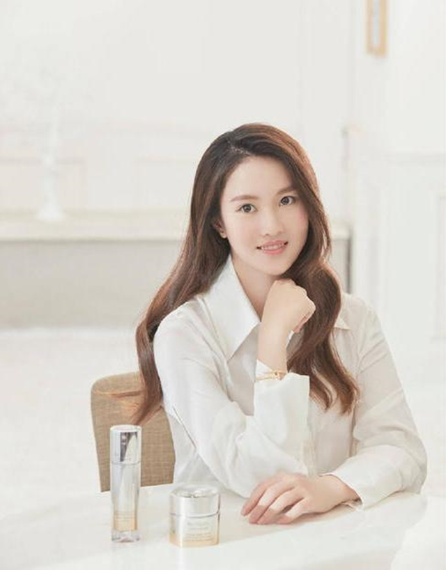 陈若琳的长相非常的温婉甜美,并且性格也很单纯,就像是误入凡间的天使