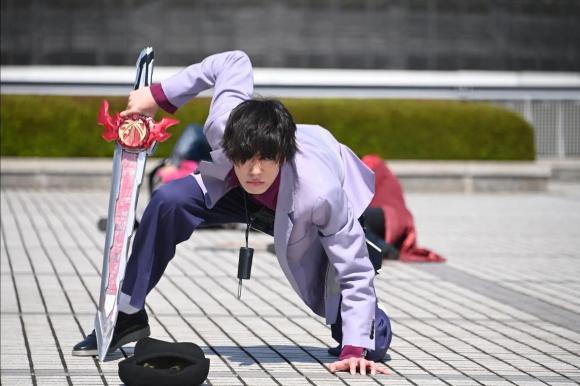 假面骑士圣刃飞羽真紫色西服尤为瞩目准备迎接星尘龙的登场