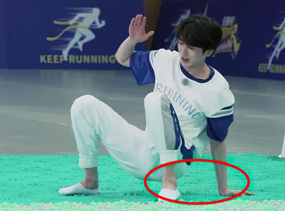 蔡徐坤指压板上滑倒,下意识喊出一女生名字,粉丝不吃醋还起哄