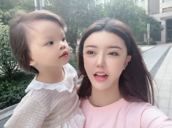 小猪陪兜儿拍写真没去参加女儿面试韩安冉接到未录取通知