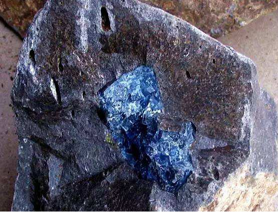 牧羊老人捡回一蓝色石头拿到家后当打火石专家此为蓝宝石