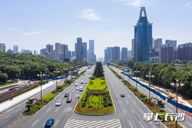 组图长沙岳麓大道更换174盏智慧华灯可挂载5g基站