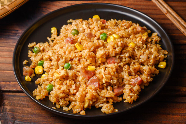 做酱油炒饭,米饭不要直接下锅,多做1步,颜色好味道香,不粘锅