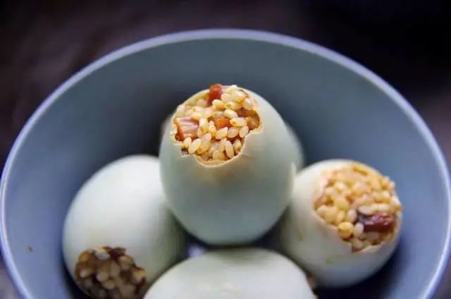 蛋黄蛋白吃光了,用清水把鸭蛋壳里面洗净,再拿回家给妈妈做五彩糯米蛋