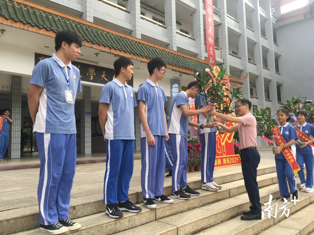 必胜梅州市曾宪梓中学这场考前动员会形式丰富鼓励高三学子轻松迎考