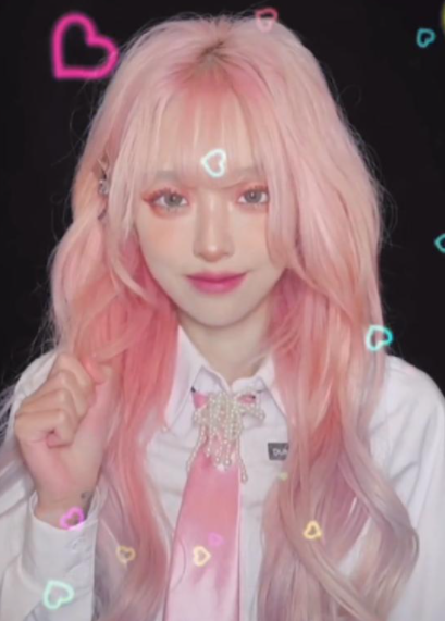 网红机智张罕见淡妆出镜,化身记者文艺气质飙升,比浓