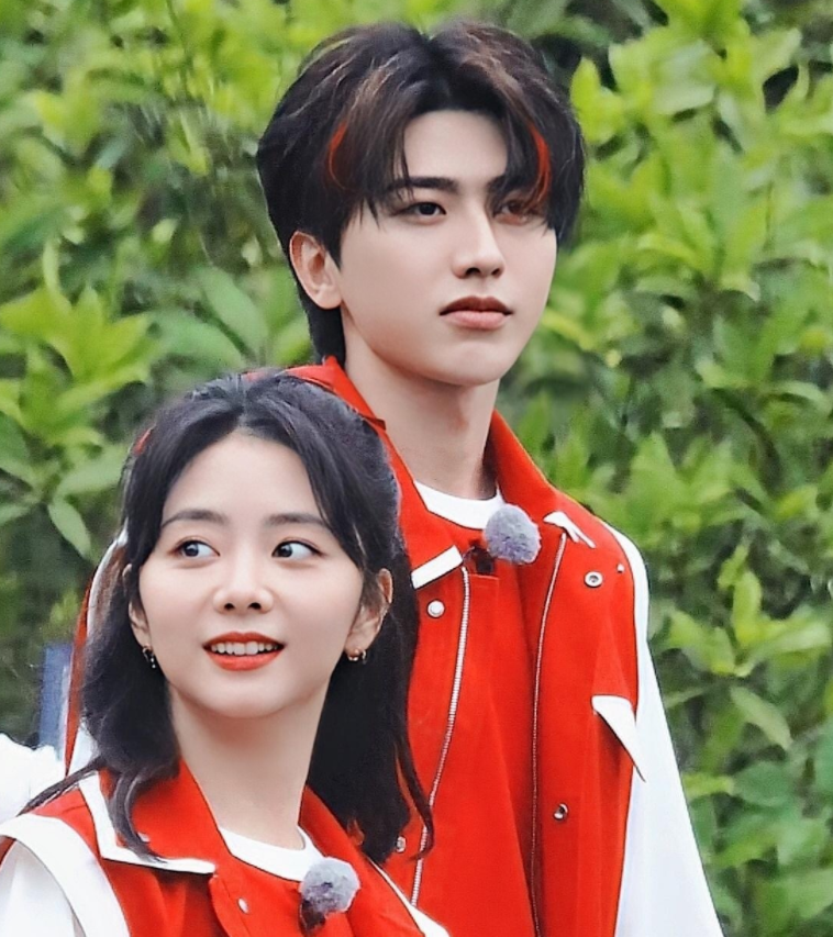 做起了挑染发色呢,一时间蔡徐坤比童颜谭松韵更加的抢镜了呀,也不怪