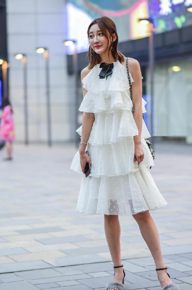 好看的蛋糕裙妹子,凉鞋放太久没穿了,竟然已经"长毛"了