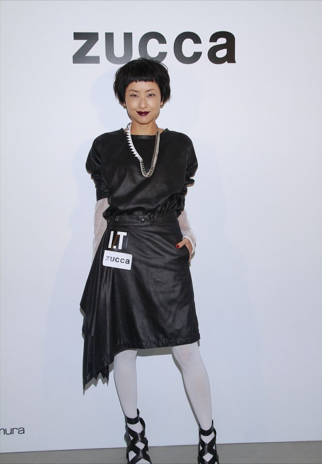 陈奕迅妻子的穿搭挺个性浆果色口红看不懂眉上刘海很抢镜