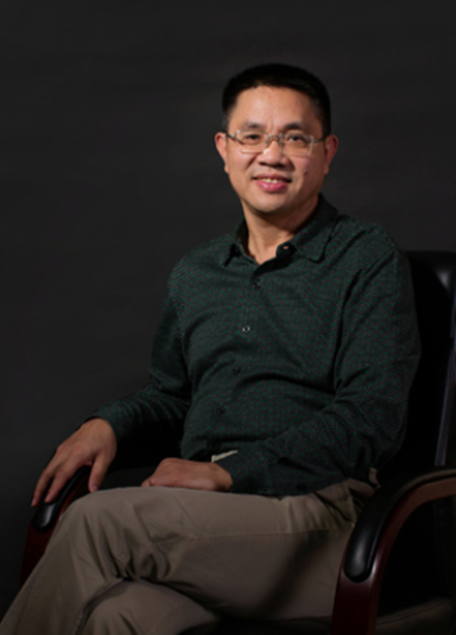 养猪的北大才子陈生现身价百亿回报家乡建别墅送乡亲却没人要