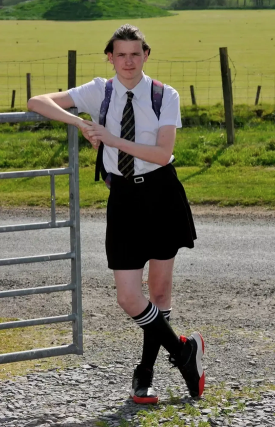 苏格兰学校禁止穿短裤上学小男孩只好每天穿姐姐的裙子去学校