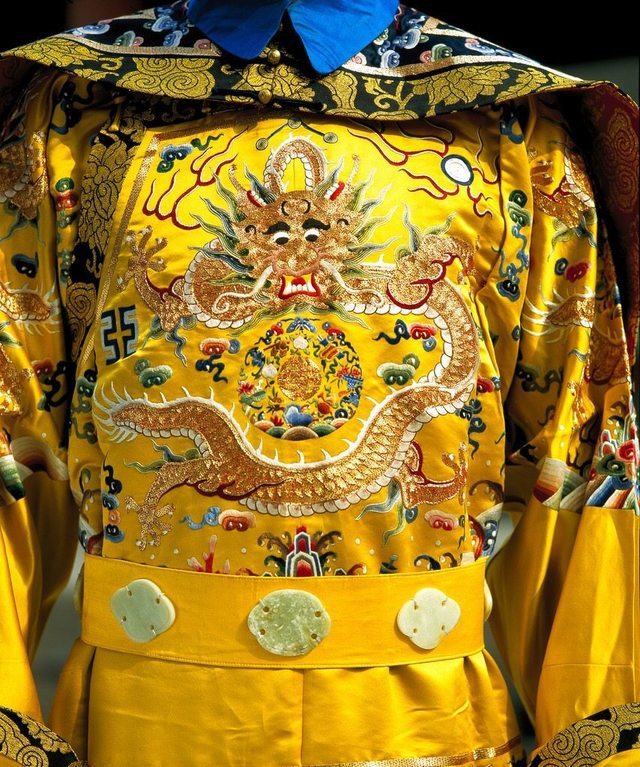 农村大妈带皇帝龙袍去鉴宝,专家却嘲笑她无知,结果却出乎意料!