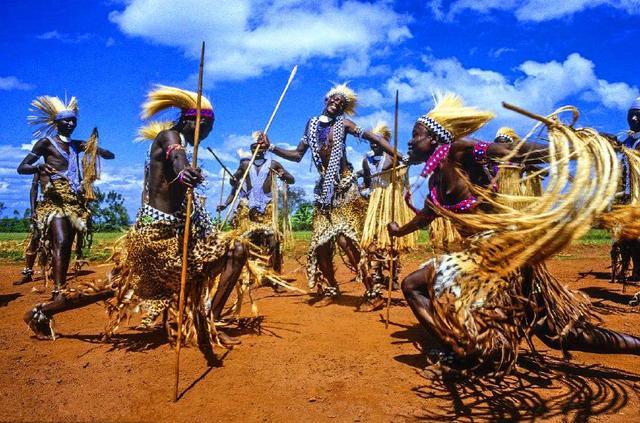 非洲原始部落与此同时,人们理所当然地认为黑人欠缺治理国家,饭展