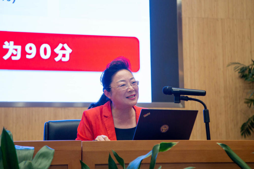 在报告厅,江苏省特级教师,南京一中实验学校校长黄侃,南京一中张曙光