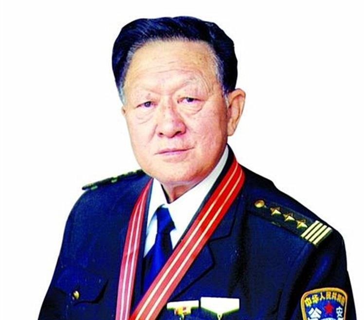 战斗英雄被举报奸污妇女33人,生歹心杀政委爱人,事败双枪自杀