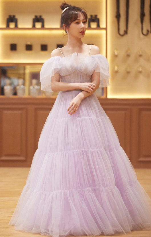 这一身粉色纱裙的选择可就让我们从杨紫身上get到一种"真人公主"的