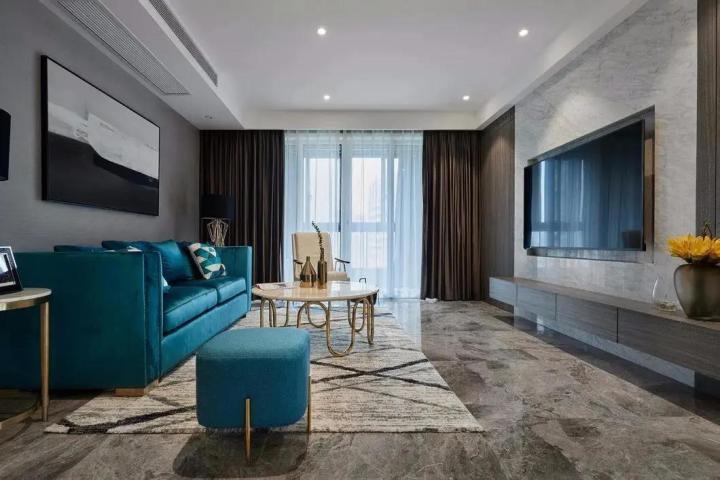 客厅简约大气使用了孔雀蓝软装,整体色调高雅耀眼,凸现业主的高雅