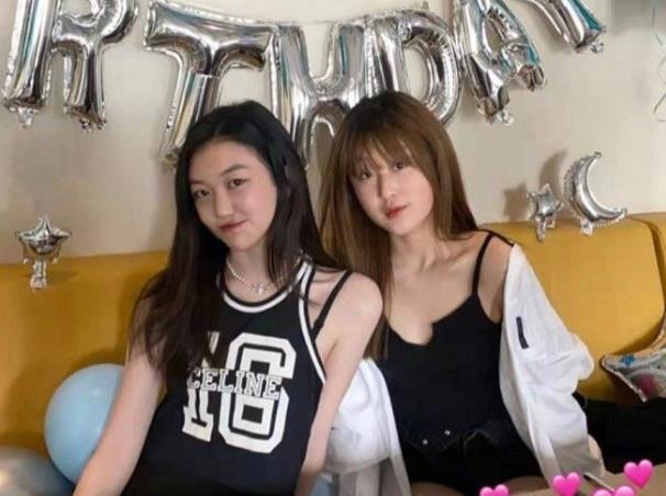 15歲李嫣現身生日派對,長髮披肩大秀美腿,顏值逆襲成小美女