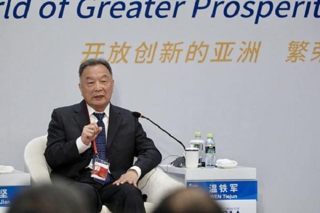 温铁军教授劝告慢下来中国人不要拿生命换钱