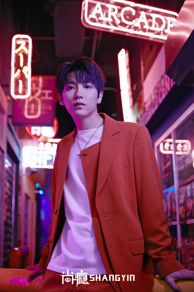 贾征宇橙色系西装曝光 置身港味街道展潮酷少年感