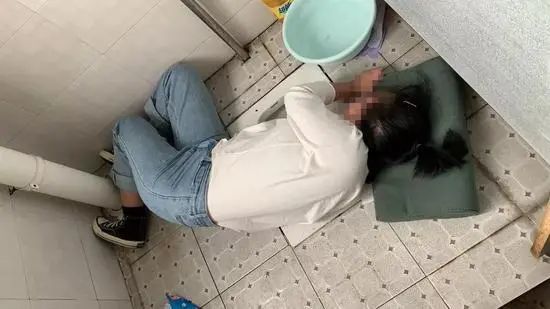 该女生上厕所时突然头晕,一脚踩空不慎掉入便池