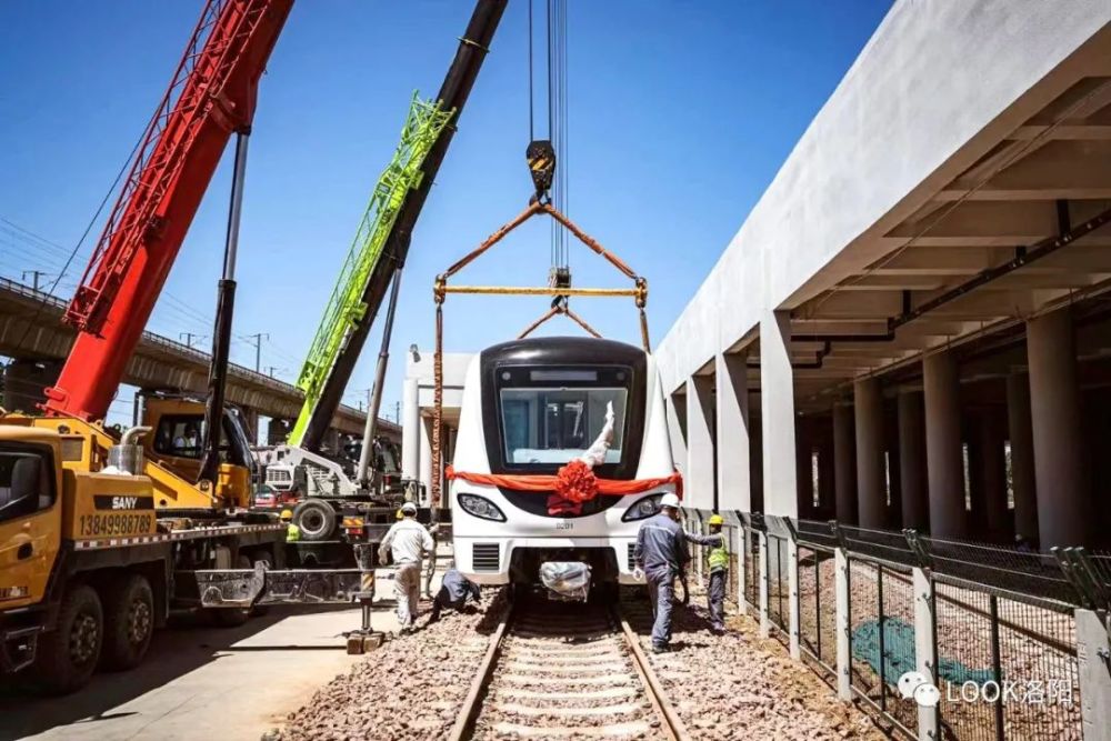 洛陽地鐵2號線首列車體入軌(郭炫葉 攝)洛陽地鐵2號線首列車體車頭部