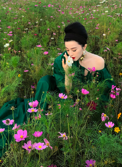 范冰冰亮相晚会红毯穿露肩绿裙压轴出场罕见与前绯闻男友同台