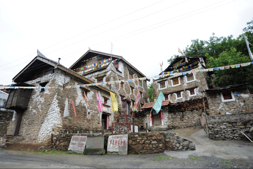 阿坝州同甘肃省东南交界处的若尔盖县巴西乡(1956年以前属松潘县)境