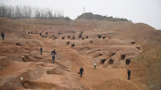 国家级古墓群惊现盗洞,文物惨遭洗劫,盗墓团伙背后竟暗藏保护伞