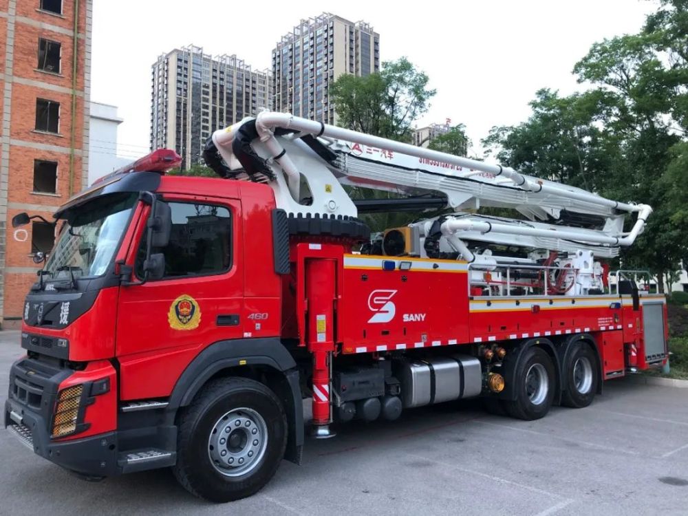 全省首辆强力破拆举高喷射消防车正式落户曲靖