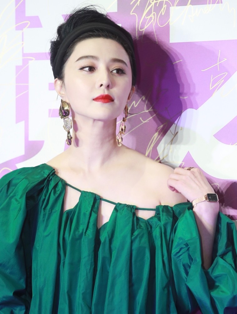 范冰冰出席活动生图曝光皮肤细腻白到发光穿绿麻袋也气场十足