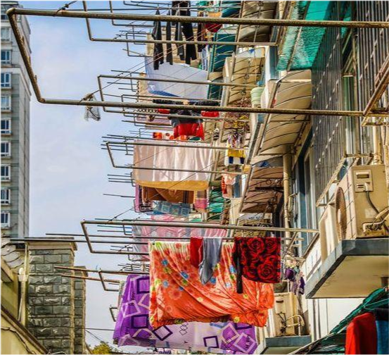 上海发现一户高楼层晾晒衣服,做法实在让人佩服,拍照给大家瞧瞧
