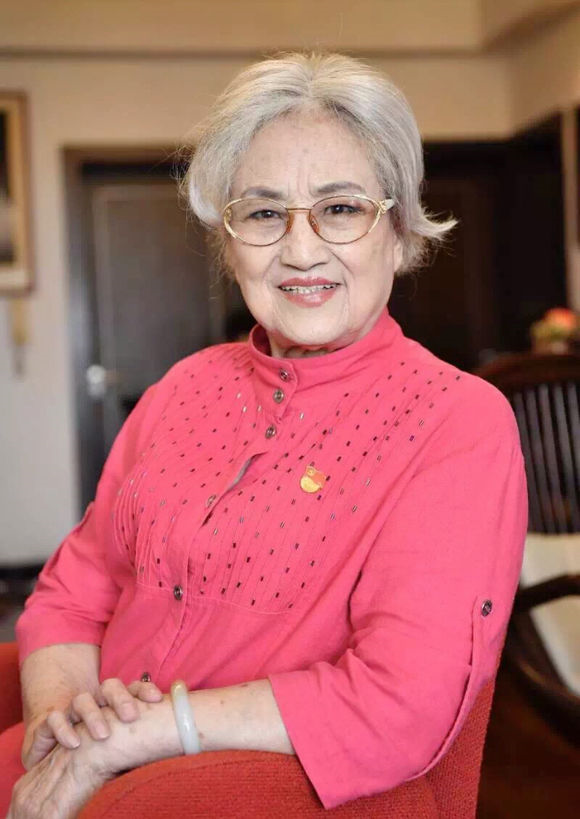 94岁王文娟老得很真实白发苍苍的她穿唐装仍有端庄高贵的质感