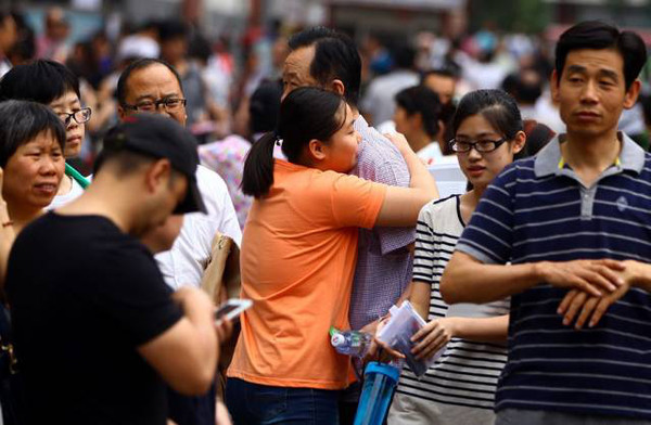 家长为高考生花式应援,穿旗袍拿向日葵是常态,紫色裤衩才硬核